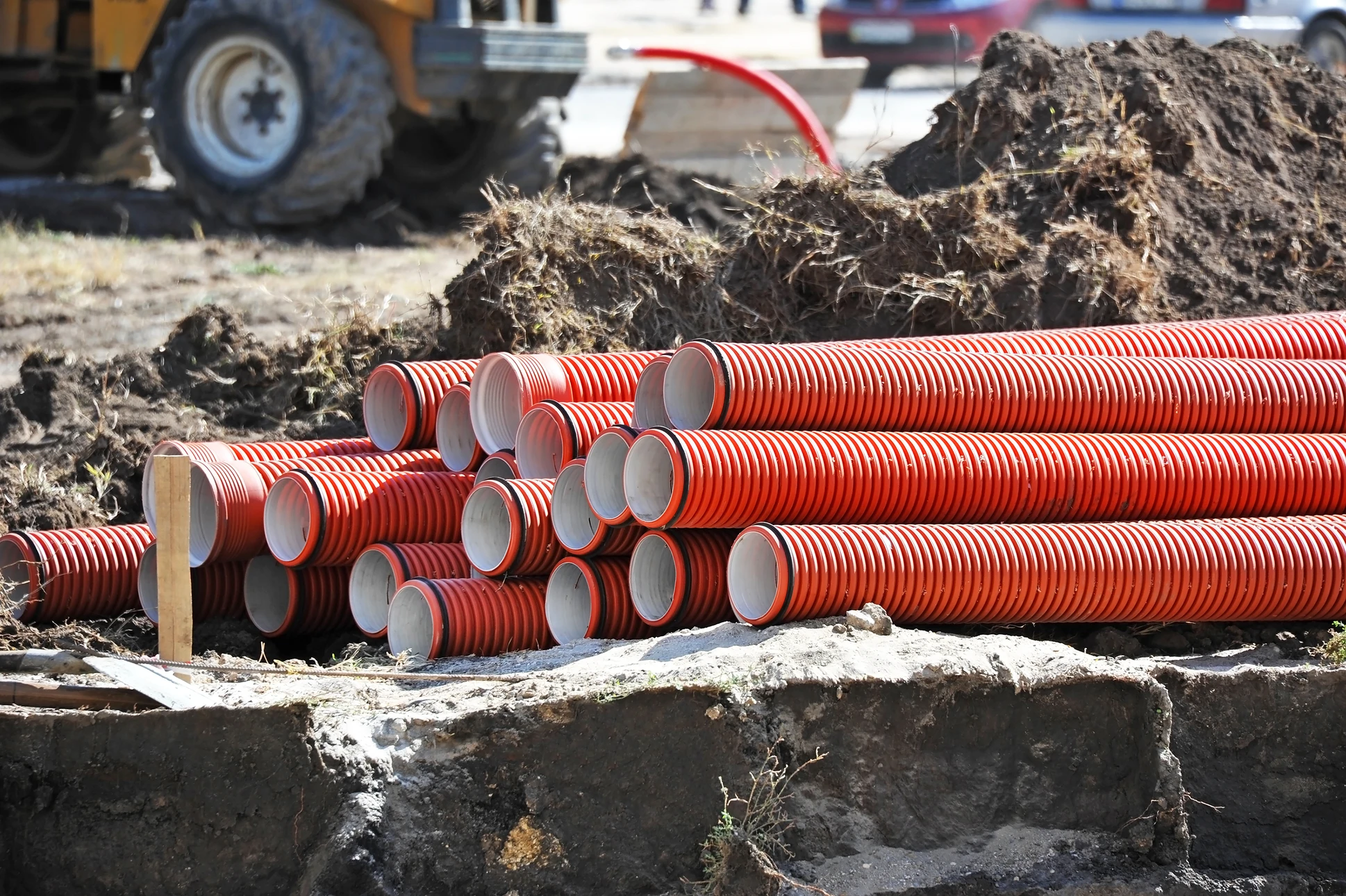Chantier de construction extérieur avec excavation en cours