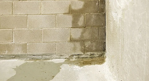 Laboratoire ou atelier technique intérieur avec personnels en activité sur équipements électroniques