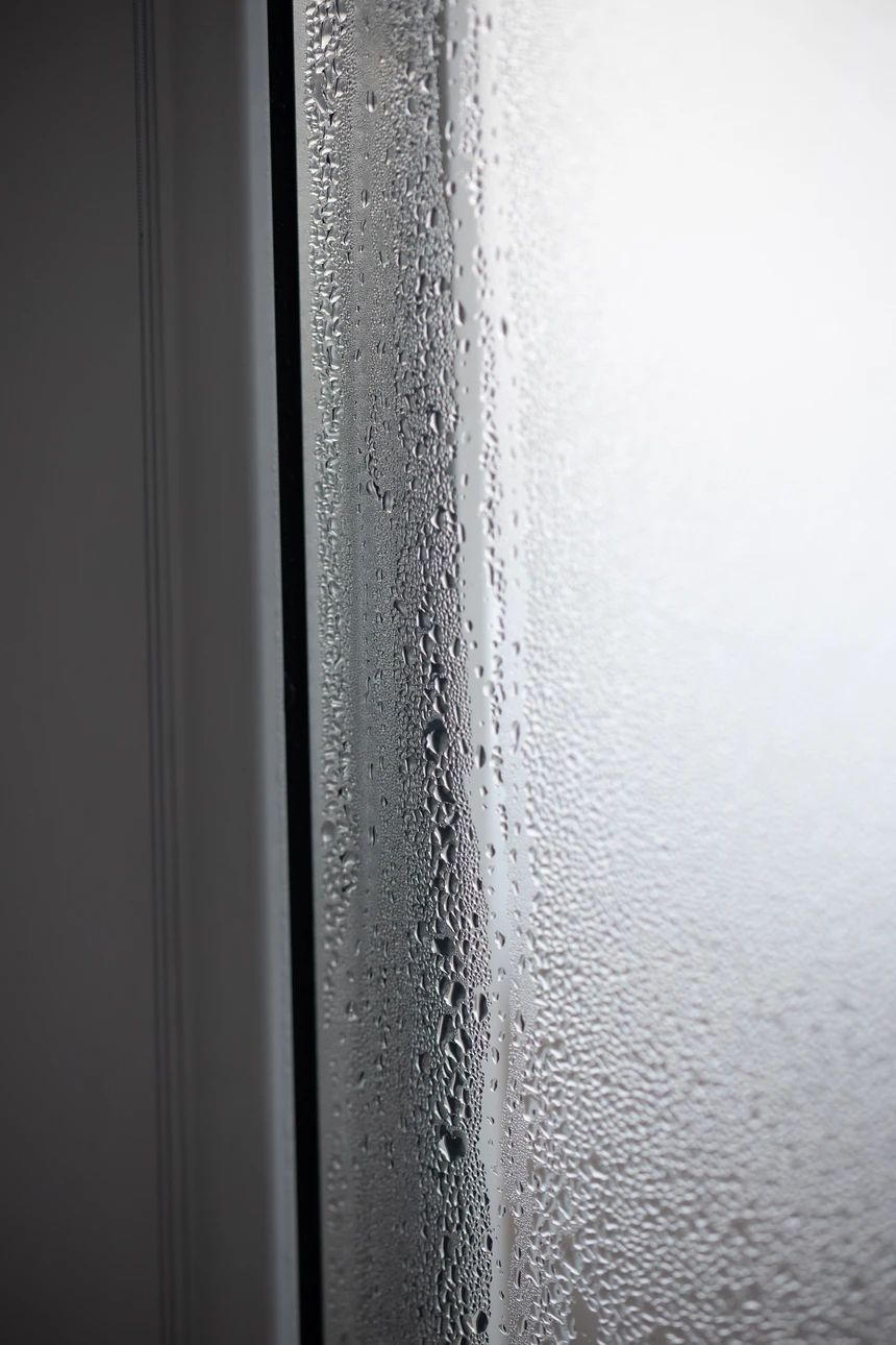 Fissure dans le mur d'une maison indiquant des d&eacute;fauts de fondation