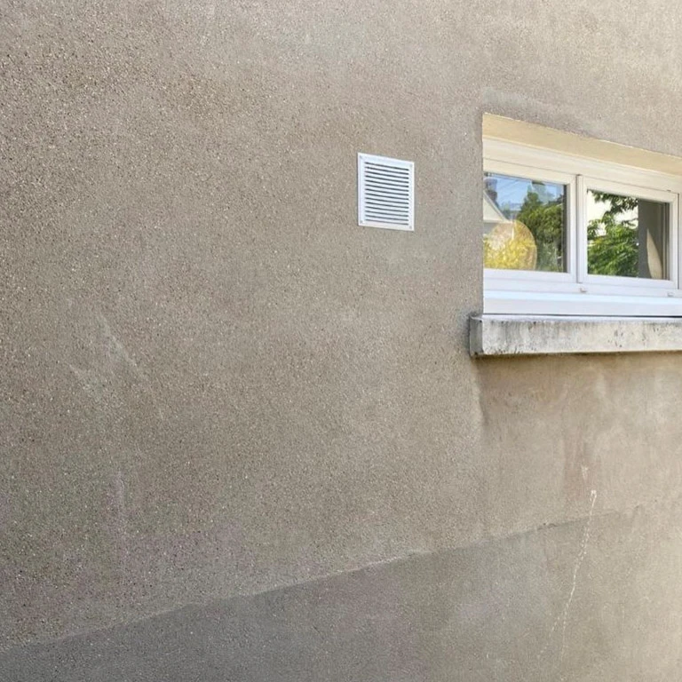 Intérieur résidentiel, mains gantées retirant grille de ventilation murale blanche