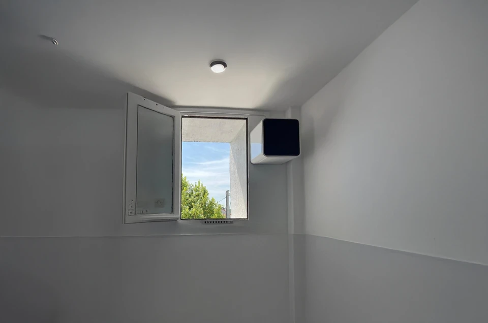 Maison contemporaine à deux niveaux avec façade en bardage bois vertical et éléments architecturaux anthracite