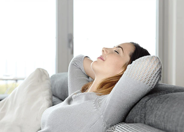 Ouvrier en bâtiment appliquant du mortier ou enduit sur surface murale avec truelle