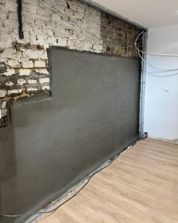 Couloir souterrain d'un bâtiment moderne avec système de sécurité incendie complet