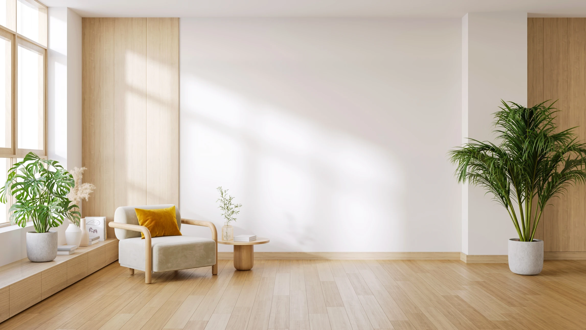 Chantier de construction intérieur avec ouvrier en casque blanc et chemise à carreaux utilisant un niveau à bulle rouge pour mesurer une ouverture, supervisé par un homme en costume bleu tenant un téléphone portable