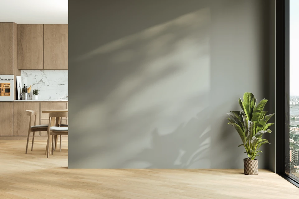 Intérieur d'une blanchisserie industrielle moderne avec employé en uniforme blanc manipulant du linge