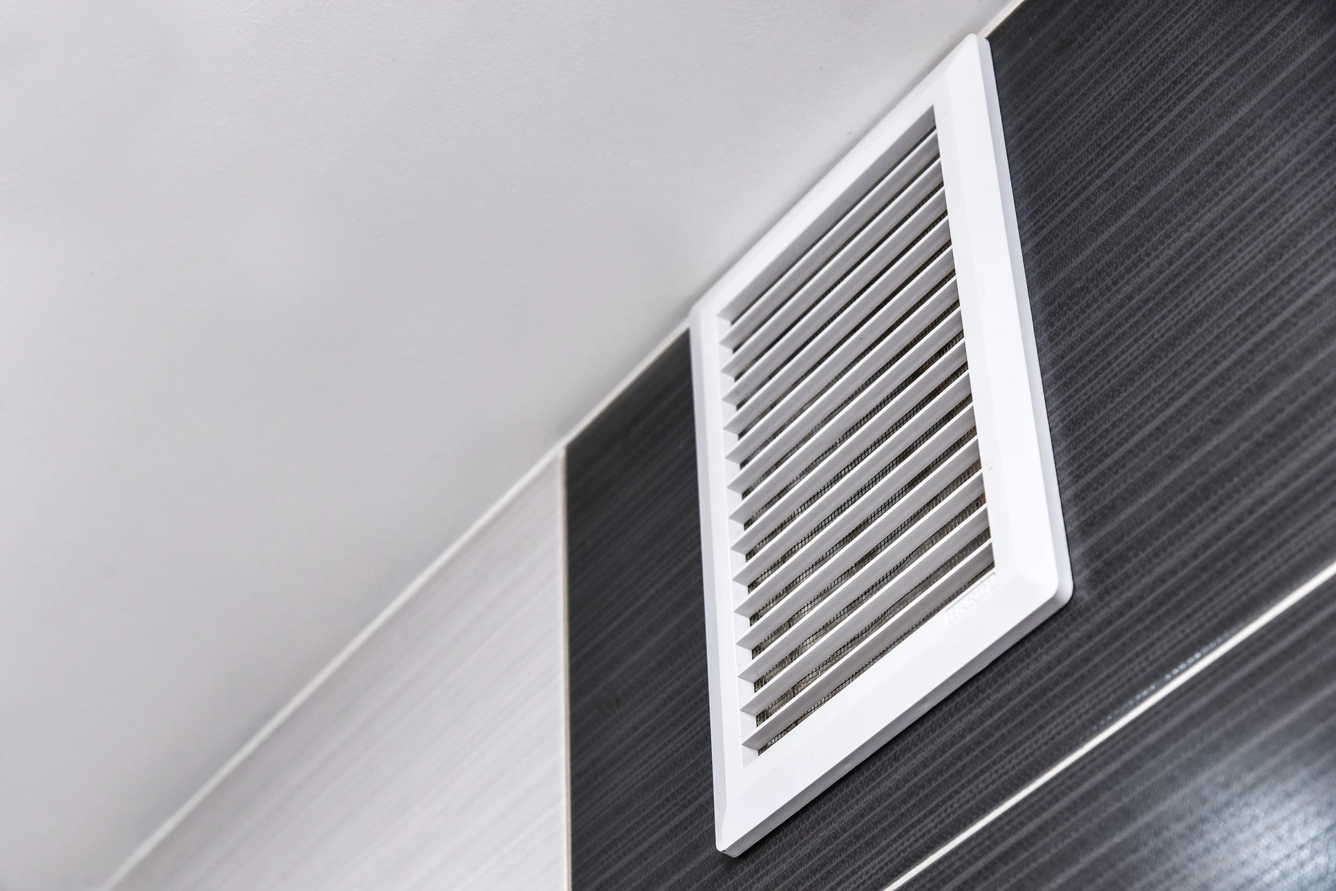 Intérieur résidentiel avec humidificateur ultrasonique blanc en fonctionnement, diffusant une vapeur d'eau fine et dense