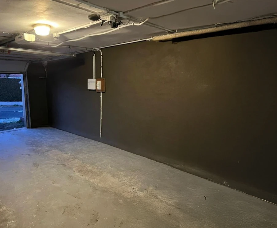 Chantier de couverture en cours, vue extérieure d'une toiture en pente avec ouvrier installant des tuiles terre cuite