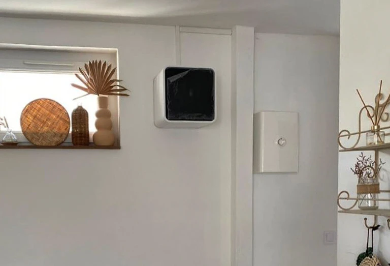 Artisan menuisier travaillant du bois dans atelier avec murs en briques apparentes