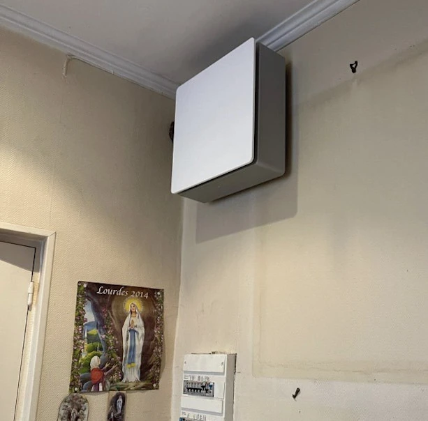 Vue aérienne d'une toiture résidentielle en rénovation avec échafaudages