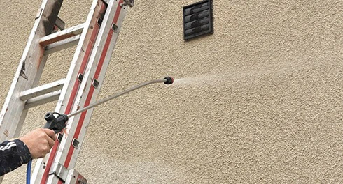 Vue aérienne d'une toiture résidentielle en rénovation avec échafaudages