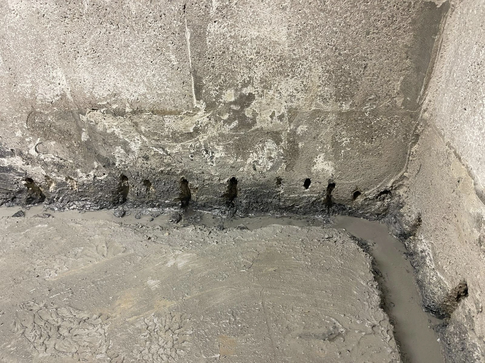 Maison moderne à deux niveaux avec bardage bois vertical, située dans un quartier résidentiel