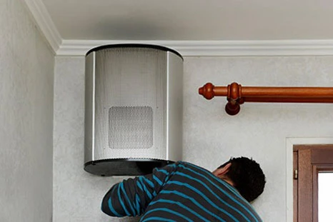 Intérieur d'une charpente en bois traditionnelle avec poutres apparentes et fermes triangulaires